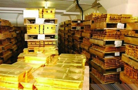 Có 7.000 tấn vàng được cất kỹ trong căn hầm bên dưới nền đá cứng của Manhattan, dưới độ sâu bằng một tòa nhà 5 tầng, phía trên là những con phố đông đúc và náo nhiệt của New York. Vàng ở đây được đúc thành những viên như gạch, đặt trong các hộp màu xanh nhạt, xếp cao đến trần hầm. Giá trị của cả đống vàng này hiện giờ khoảng 350 tỷ USD.